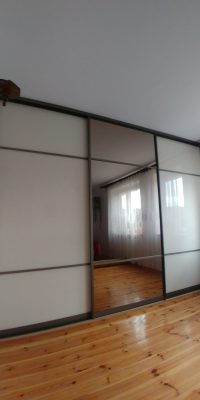 Szafa na zamówienie z lustrem